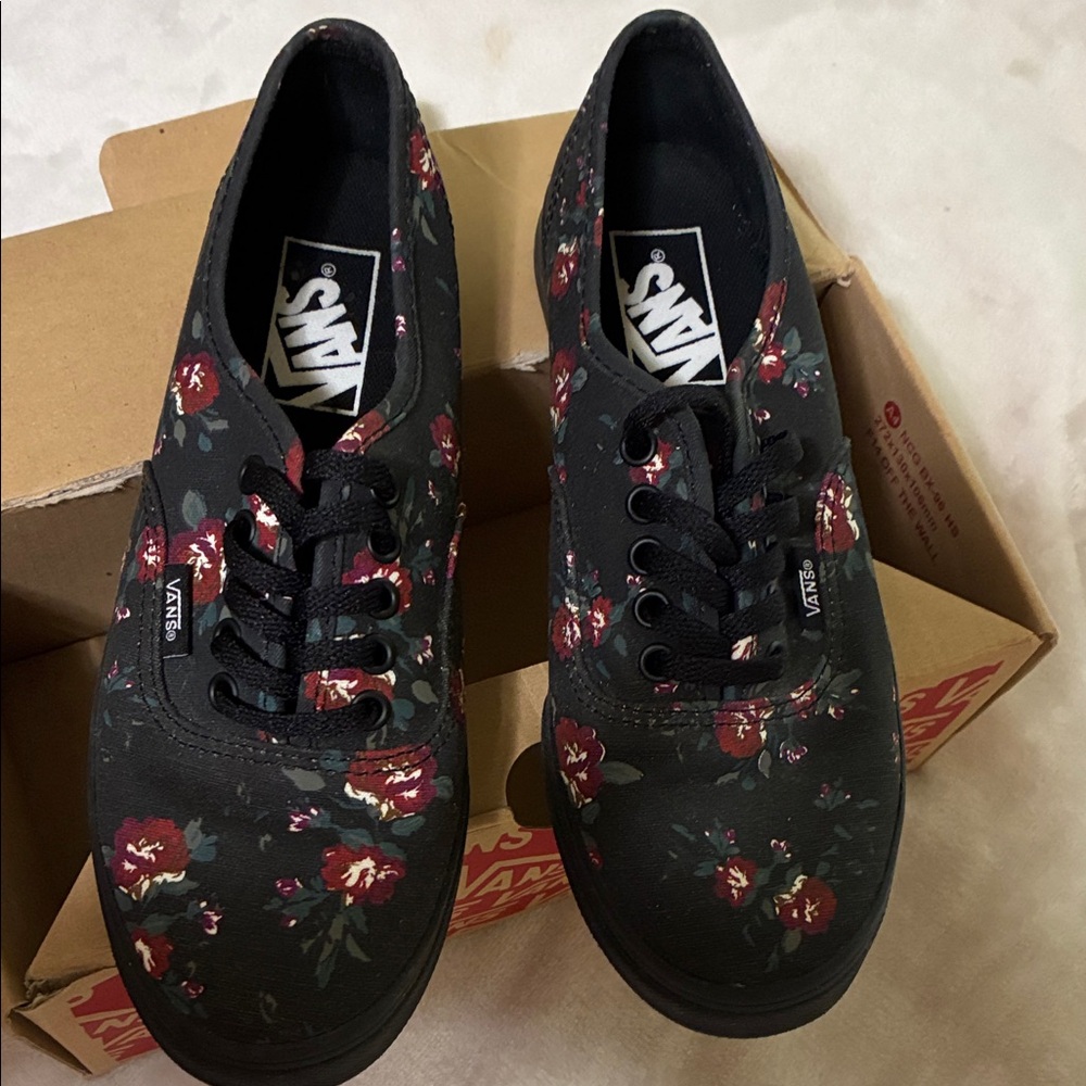 Vans “Off the Wall” Rare pattern shoes with Box! Red flowers w/ black background